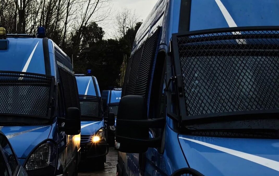 In due rubano al supermarket, uno scappa e accoltella poliziotto: arrestato
