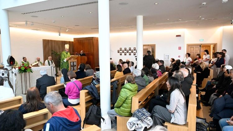 Il cardinale Reina al Policlinico Gemelli celebra una messa per il Papa