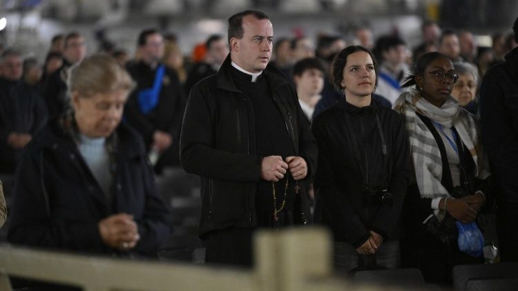 Piazza San Pietro, centinaia di fedeli ieri sera per il secondo appuntamento di preghiera per il Papa