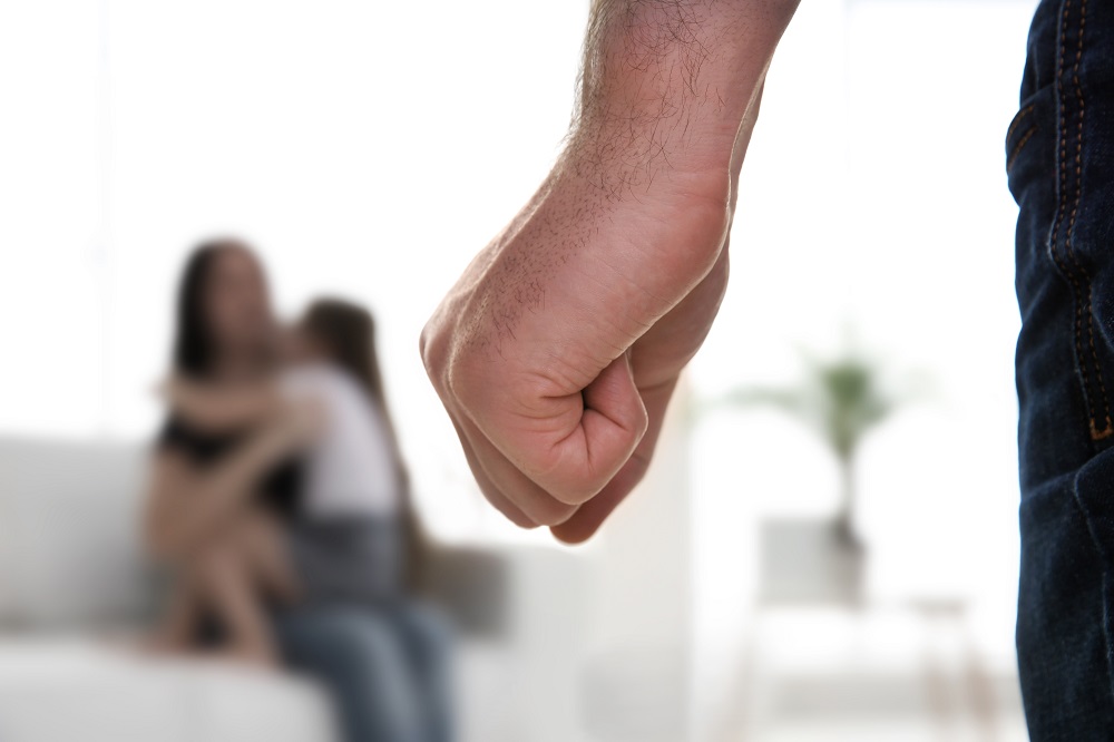 Distrugge i mobili di casa e minaccia la moglie e il figlio, ma lei lo filma. Carabinieri arrestano 38enne