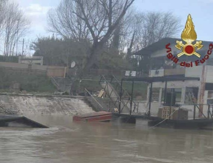 Barcone affonda nelle acque del Tevere, intervento dei Vigili del Fuoco