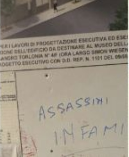 Vandali al cantiere Museo della Shoah: una testa di maiale, escrementi e scritte antisemite