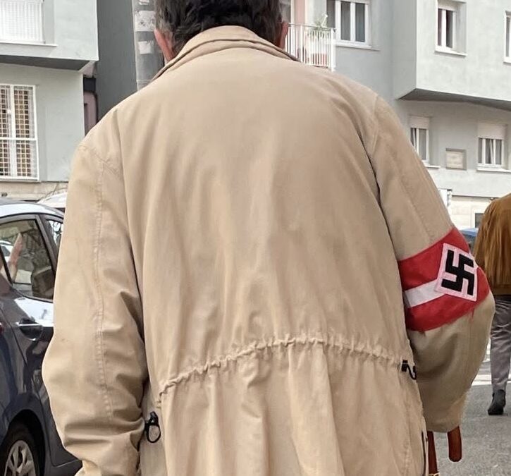 Via Balduina: un anziano si aggira per le strade con la fascia rossa delle SS al braccio