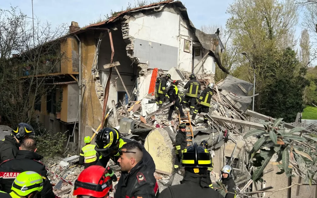 Crolla una palazzina a Monteverde. Uomo estratto dalle macerie, potrebbero esserci altre persone