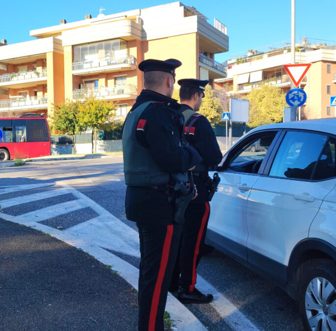 Denunciato 44enne romano, trovato in possesso di 3 g di cocaina e un coltello lungo 22 cm.