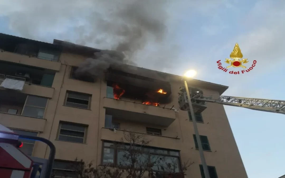 Tor Marancia: fiamme in un appartamento, i Vigili del Fuoco salvano 3 persone