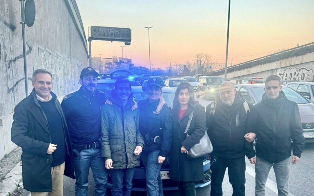 Esce con il papà ma inizia a correre e scompare. Ragazzo affetto da autismo salvato dalla Polizia