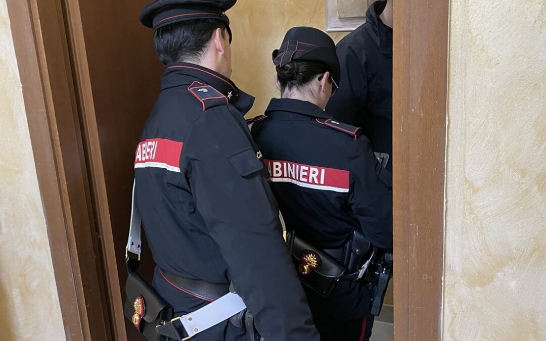 Colpisce al volto con una bottiglia e poi tenta di strangolare la compagna incinta. Arrestato 32enne