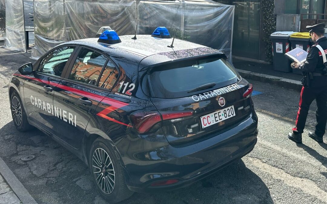 Picchia la madre che era andata a denunciarlo appena uscita dalla caserma. Arrestato 22enne