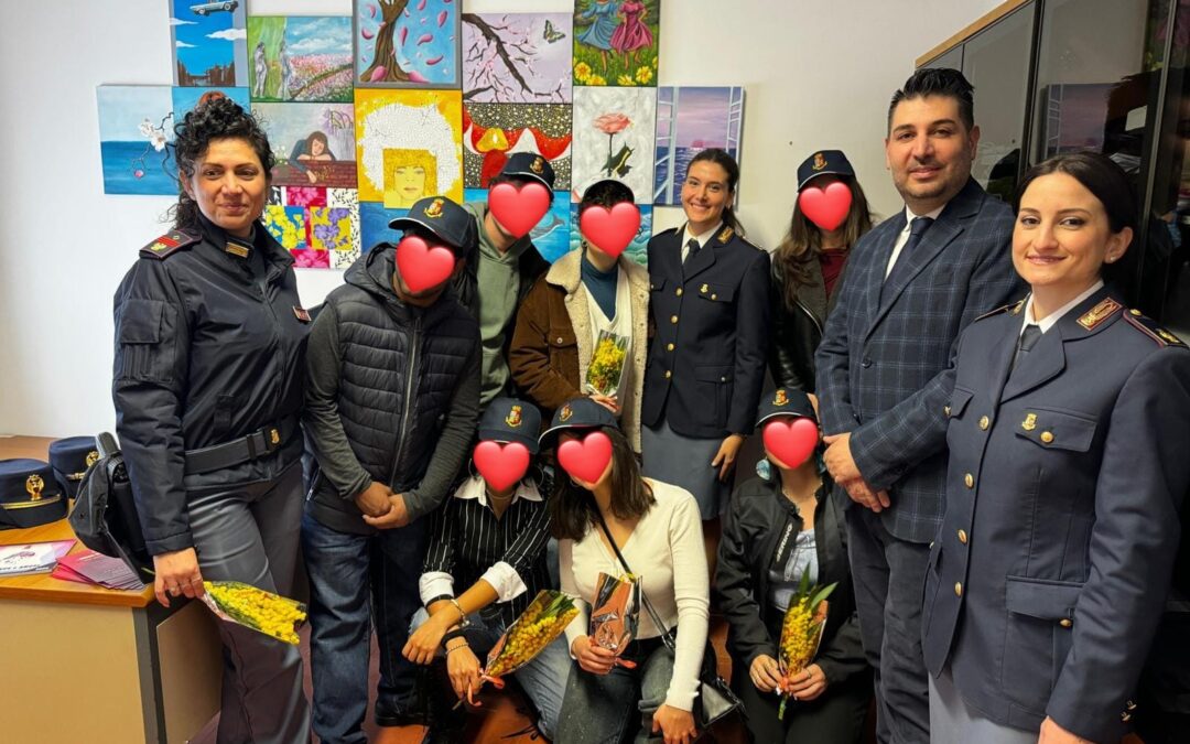 “La libertà è donna” raccontato con l’arte. Gli studenti e la Polizia contro la violenza di genere