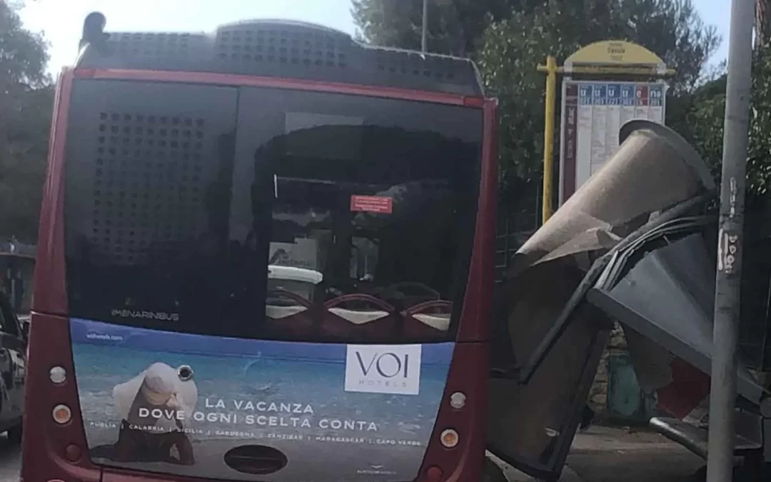 Cassia: autobus del trasporto pubblico centra la fermata in pieno, pensilina distrutta