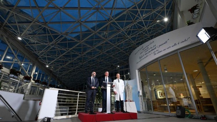 “Contentissimo di tornare a casa”, le parole del Papa ai medici dopo la notizia delle dimissioni