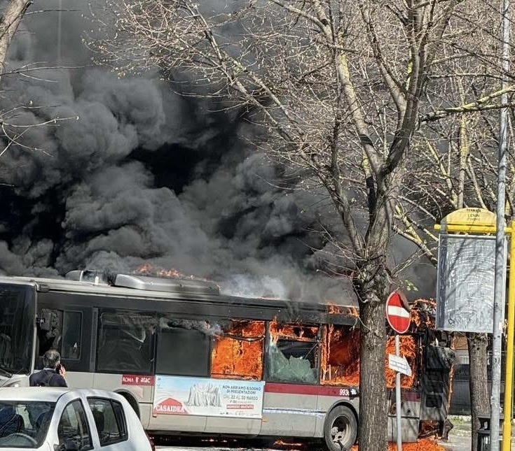 Paura a Portuense: autobus prende fuoco al capolinea