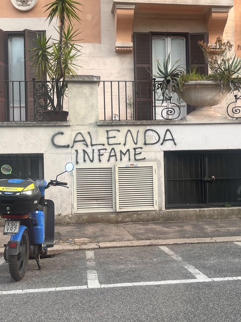 Scritte contro Carlo Calenda, davanti alla scuola del figlio. La risposta del senatore su Facebook