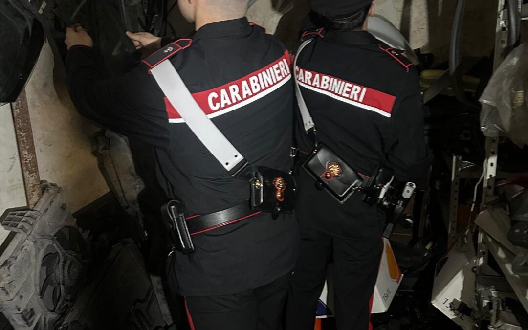 Rubano auto, la smontano e nascondo i pezzi in un furgone. Carabinieri arrestano 2 uomini