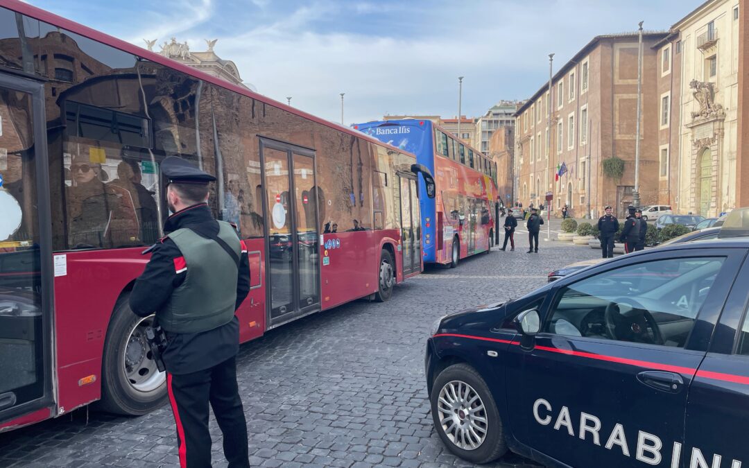 Furti e borseggi a bordo dei mezzi pubblici, i Carabinieri arrestano 16 persone