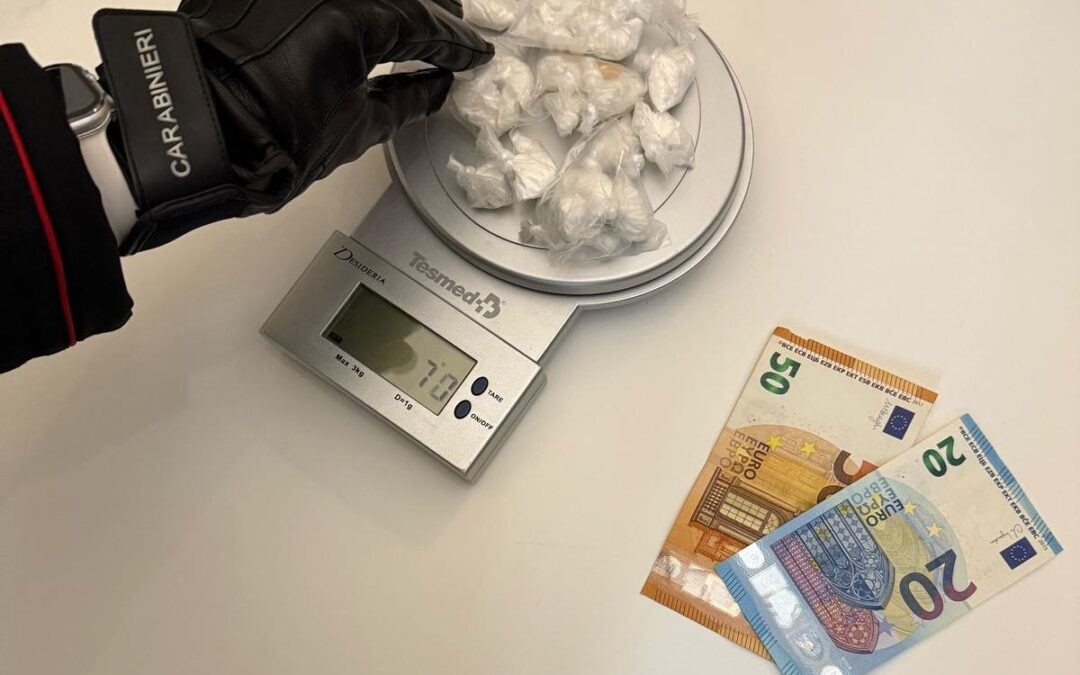 Cocaina e crack nascosti sotto i sedili dell’auto e nel vano contatori. 11 persone in manette