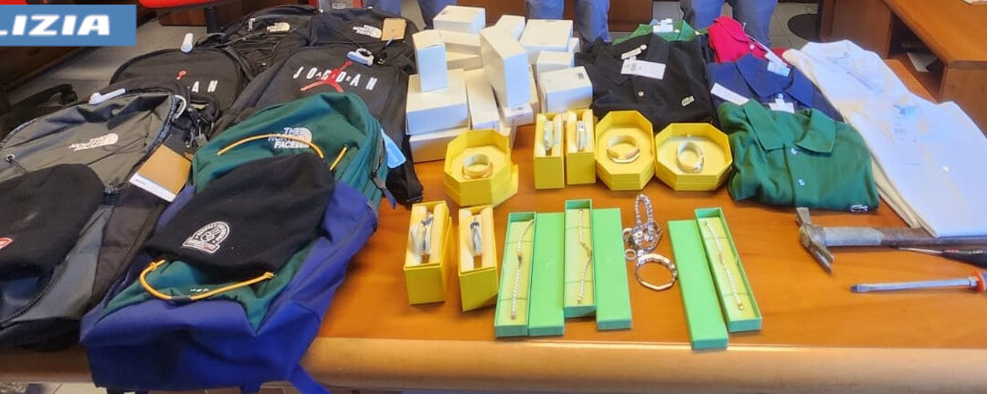 Rubano più di 4 mila euro di gioielli preziosi in un centro commerciale: 2 arresti