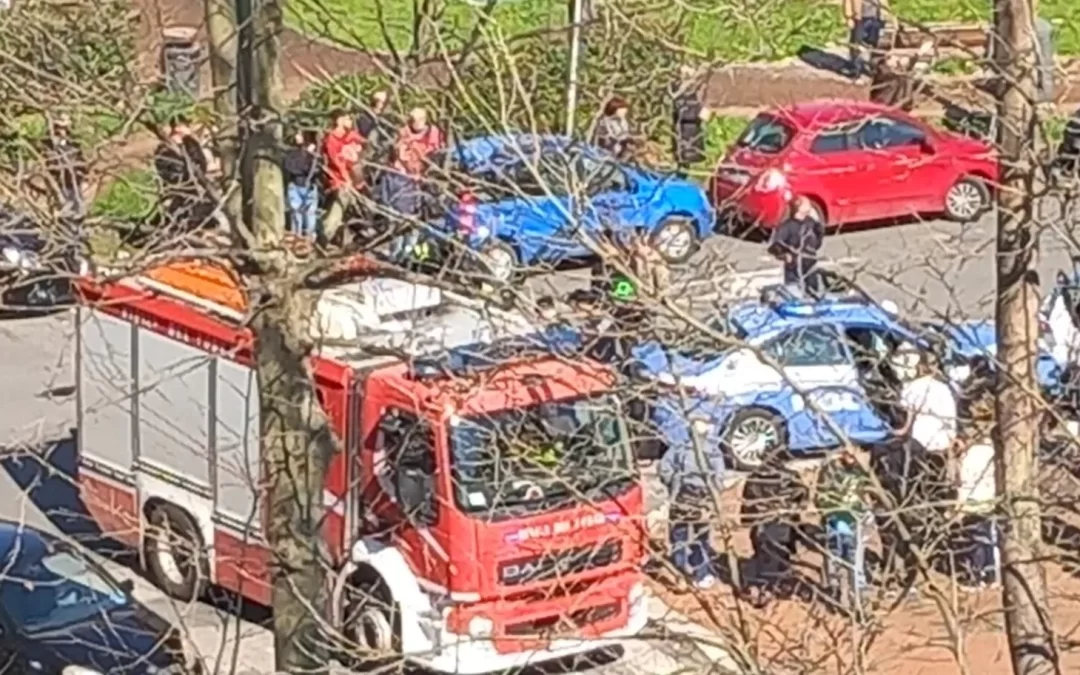 Ostia: volante della Polizia si schianta contro le auto in sosta, feriti i due agenti e una donna