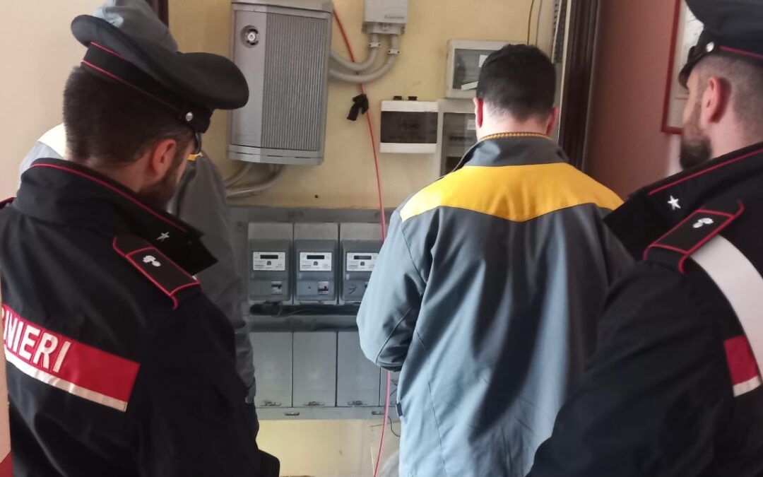 Tor Bella Monaca, luce “gratis” per le case popolari: Carabinieri denunciano 8 persone