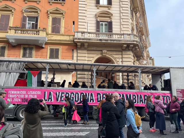 “Non una di meno”, corteo per le vie di Roma per chiedere pari diritti e dire basta alla violenza