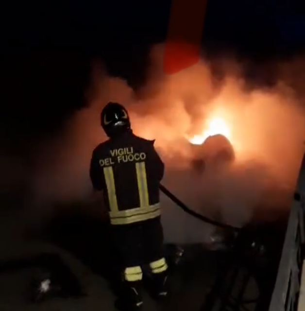 Ostia brucia, a fuoco gli stabilimenti balneari Plinius, Battistini, Vittoria, Salus, Capanno e Delfino
