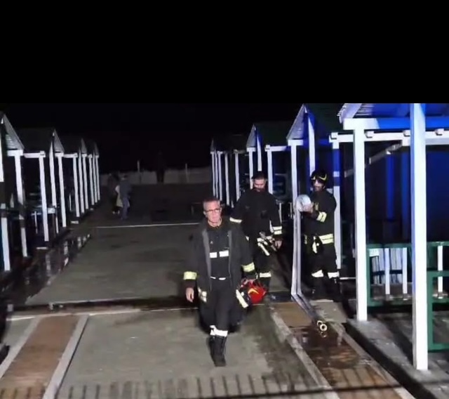 Fiamme nella notte in sette stabilimenti a Ostia, fermato 25enne. Caccia agli altri piromani
