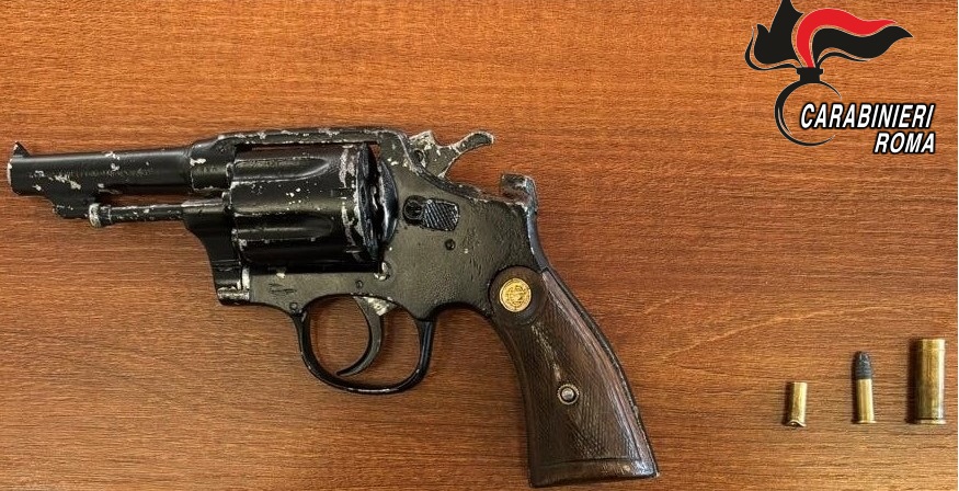 Arrestato per aver picchiato la moglie e perché trovato in possesso di una pistola illegale