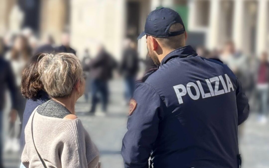 Baci e abbracci per sfilare i portafogli. Donna arrestata dalla Polizia