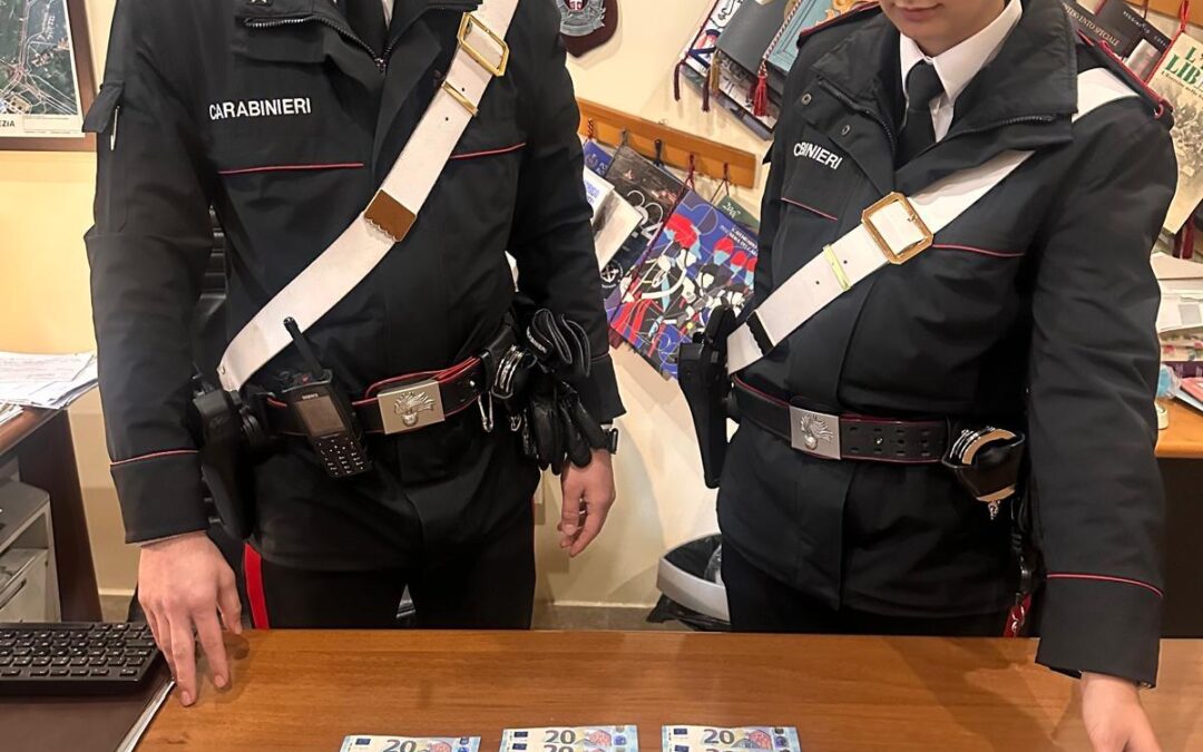 Scippano una turista e prelevano 750 euro con la sua carta di credito. Arrestati 3 rumeni