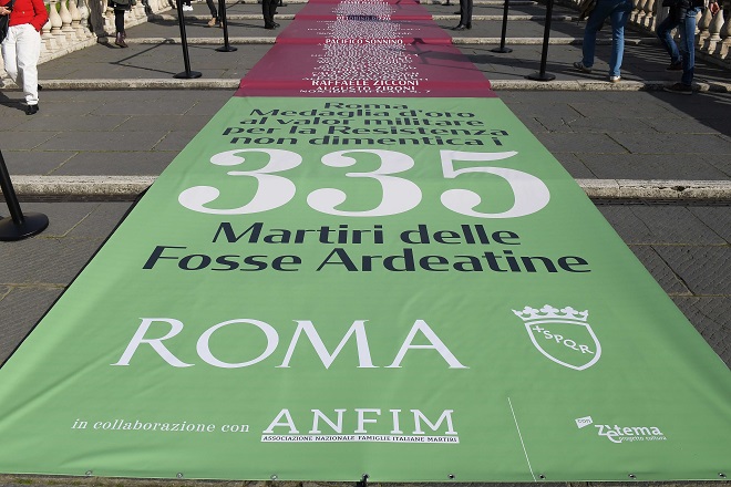 I nomi delle 335 vittime delle Fosse Ardeatine sulla scalinata del Campidoglio