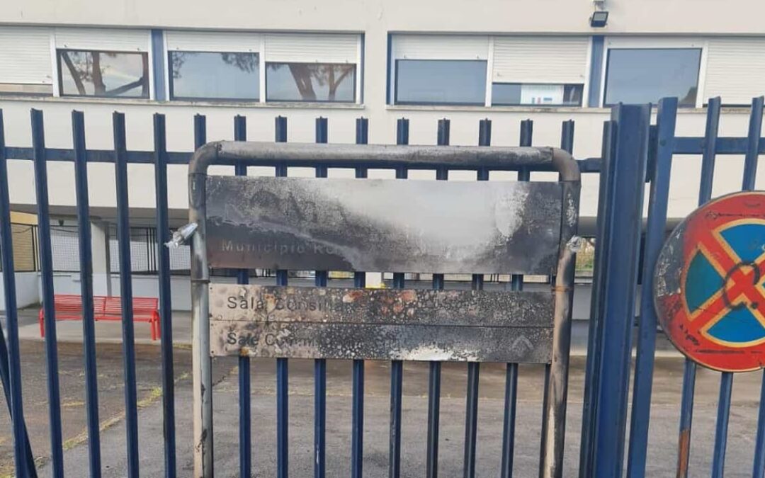 Bruciata la targa consiliare del IX municipio. Celli: “Atto vile che non ferma la democrazia”