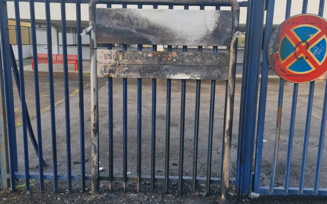 Municipio Roma IX, incendiata nella notte la targa della sala consiliare