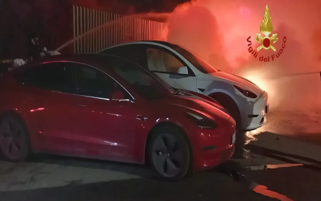 Incendio concessionaria Tesla a Roma, Musk: “E’ terrorismo”
