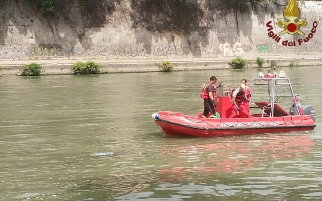 Si lancia nel Tevere, giovane disperso nel fiume. Ricerche in corso