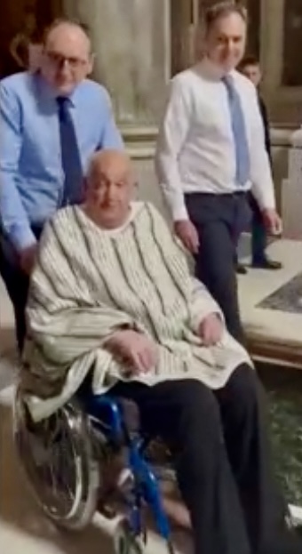 Il Papa a sorpresa a San Pietro con un poncho e l’ossigeno