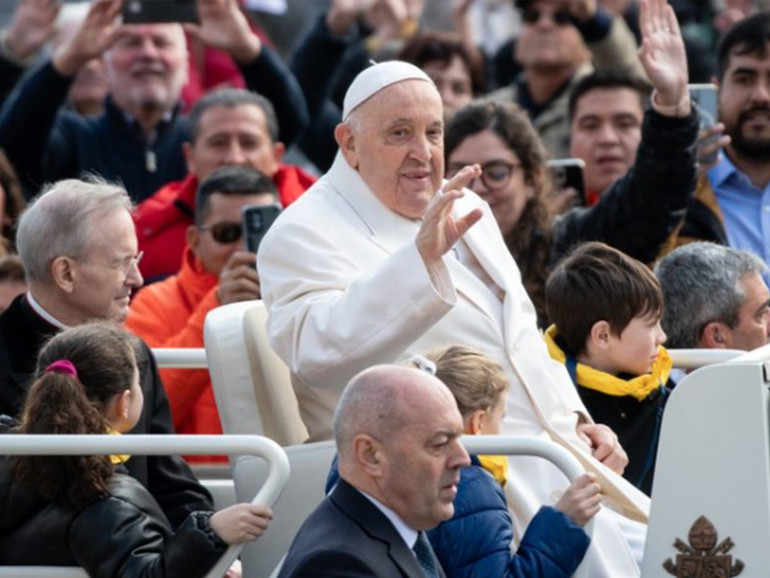 Lacrime e preghiere in Piazza San Pietro: “Grazie Papa Francesco”