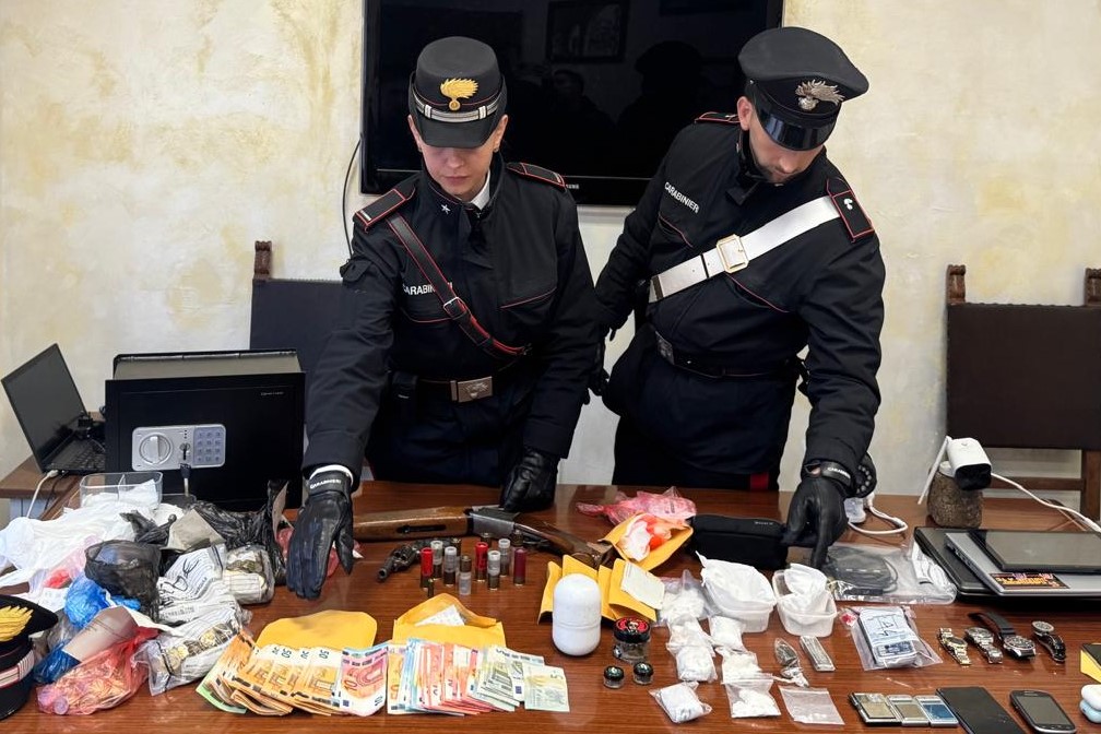 Ostia: blitz dei Carabinieri nel fortino di una famiglia criminale, rinvenute centinaia di dosi di crack
