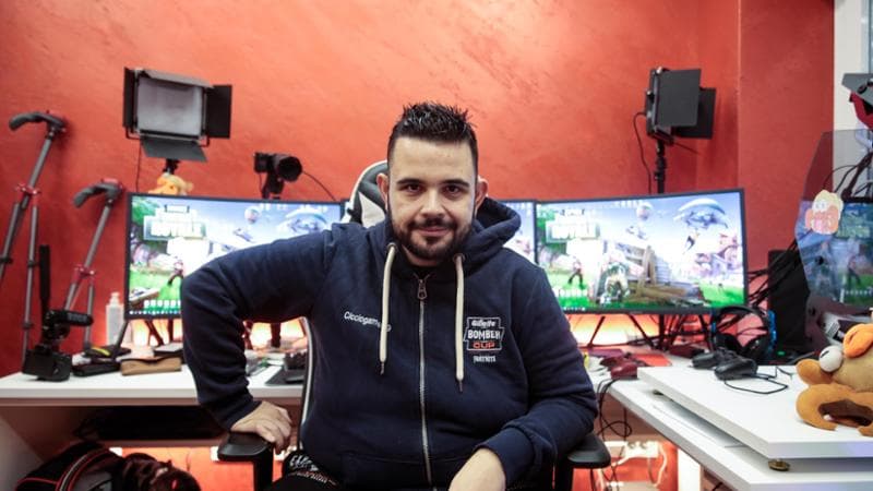 Romics, ruba carte da collezione da 1.200 euro allo YouTuber Cicciogamer89: arrestato 20enne