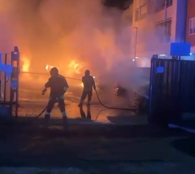 Incendio in un palazzo a Tor Bella Monaca, evacuate cento persone