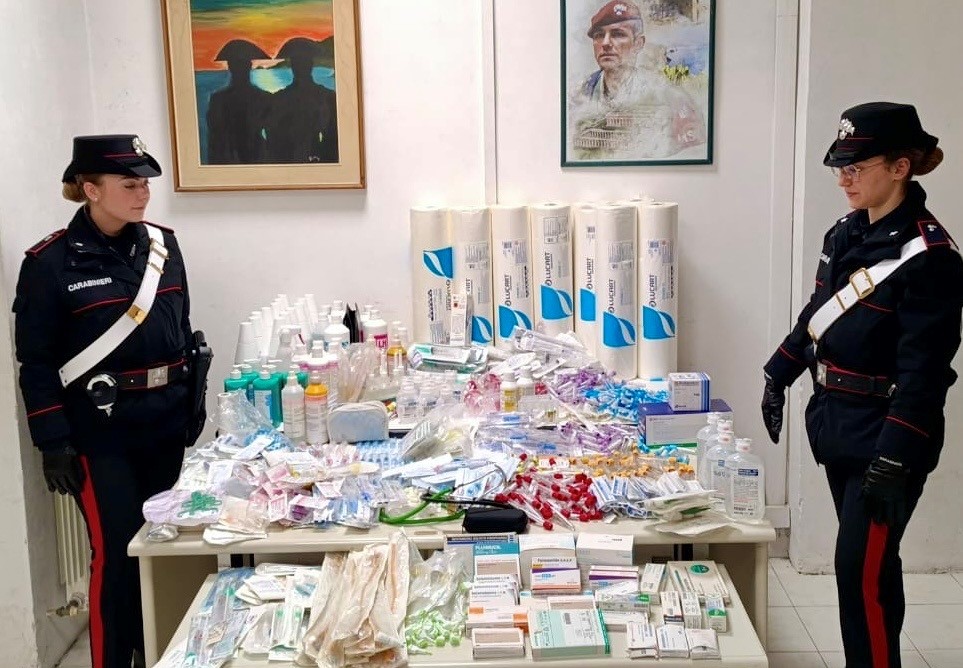 Nettuno: curava pazienti privatamente con presidi rubati in ospedale, arrestato Oss 59enne