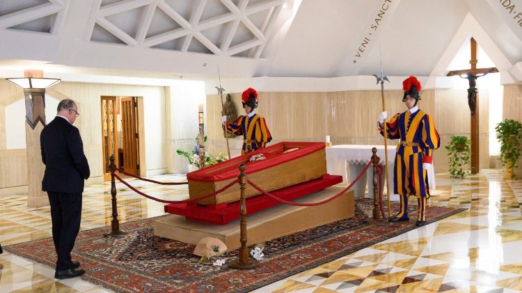 Mattarella a Santa Marta. La lettera del Papa nei giorni dell’operazione: le sono vicino