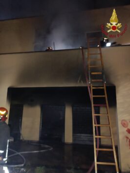 Incendio in una palestra abbandonata utilizzata come discarica per i rifiuti