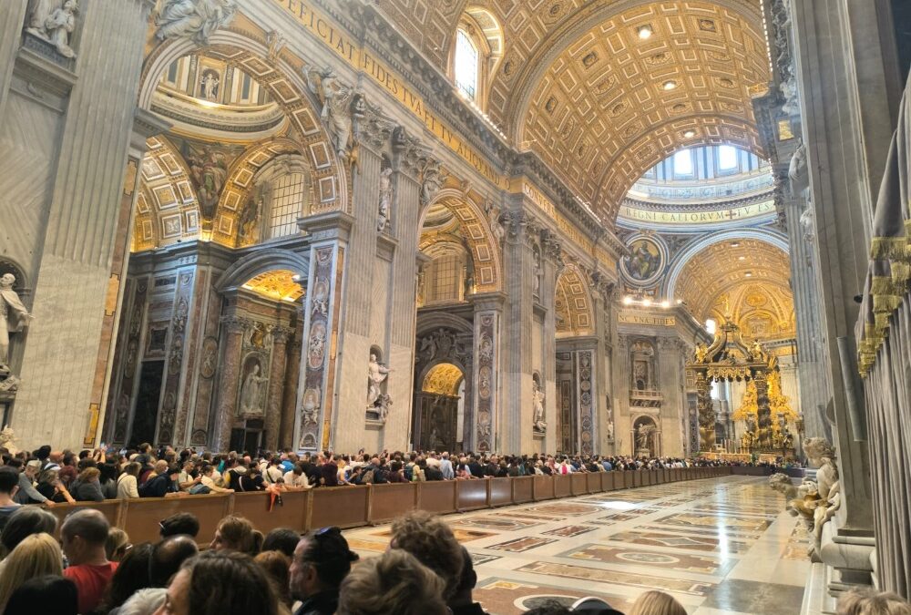Addio Papa Francesco, l’omaggio incessante dei fedeli: in 130 mila a San Pietro
