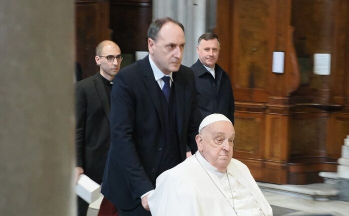 Papa Francesco incontra vertici e personale Policlinico Gemelli: “Continuate così”