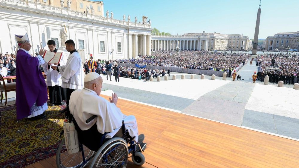 Papa Francesco a sorpresa a San Pietro: “La malattia scuola d’amore, Dio non ci lascia soli”