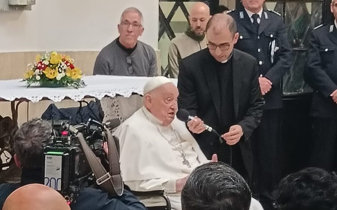Papa Francesco a Regina Coeli, ad accoglierlo una settantina di detenuti