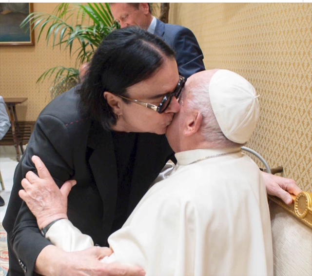 Renato Zero ricorda Papa Francesco: “Il tuo abbraccio mi ha reso più forte”