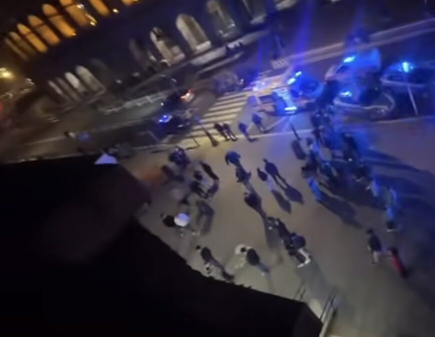 Rissa nella notte al Colosseo tra bande di giovani stranieri, grave un 20enne accoltellato