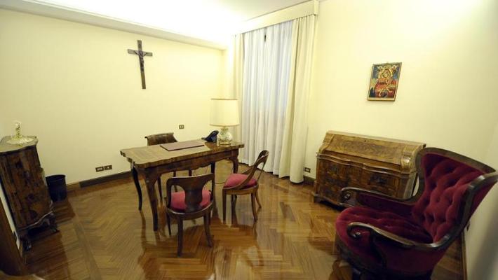 Prosegue la convalescenza per Papa Francesco, riposo e lavoro. La visita di Parolin